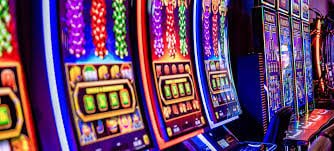 Tampilan permainan slot online dengan berbagai tema warna-warni di mpo1212